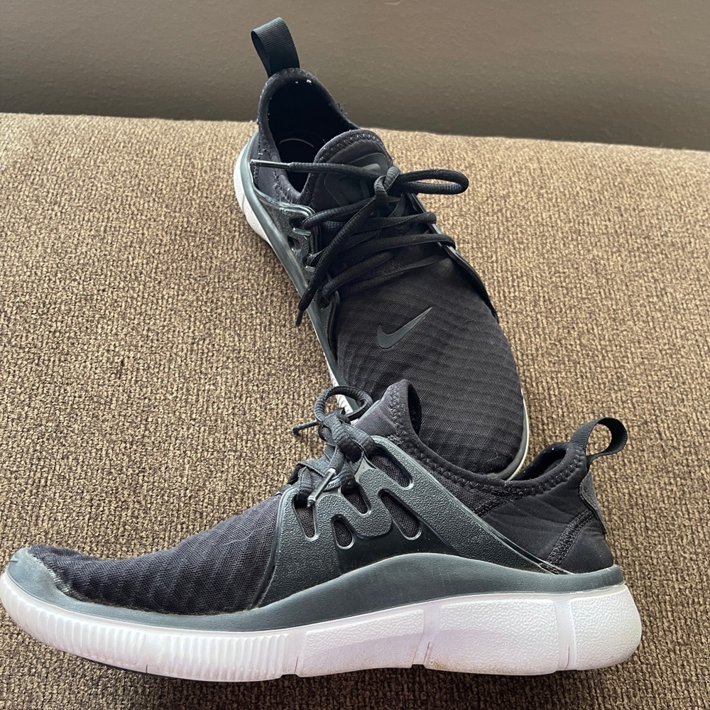Black Nike Acalme size 10 shoes